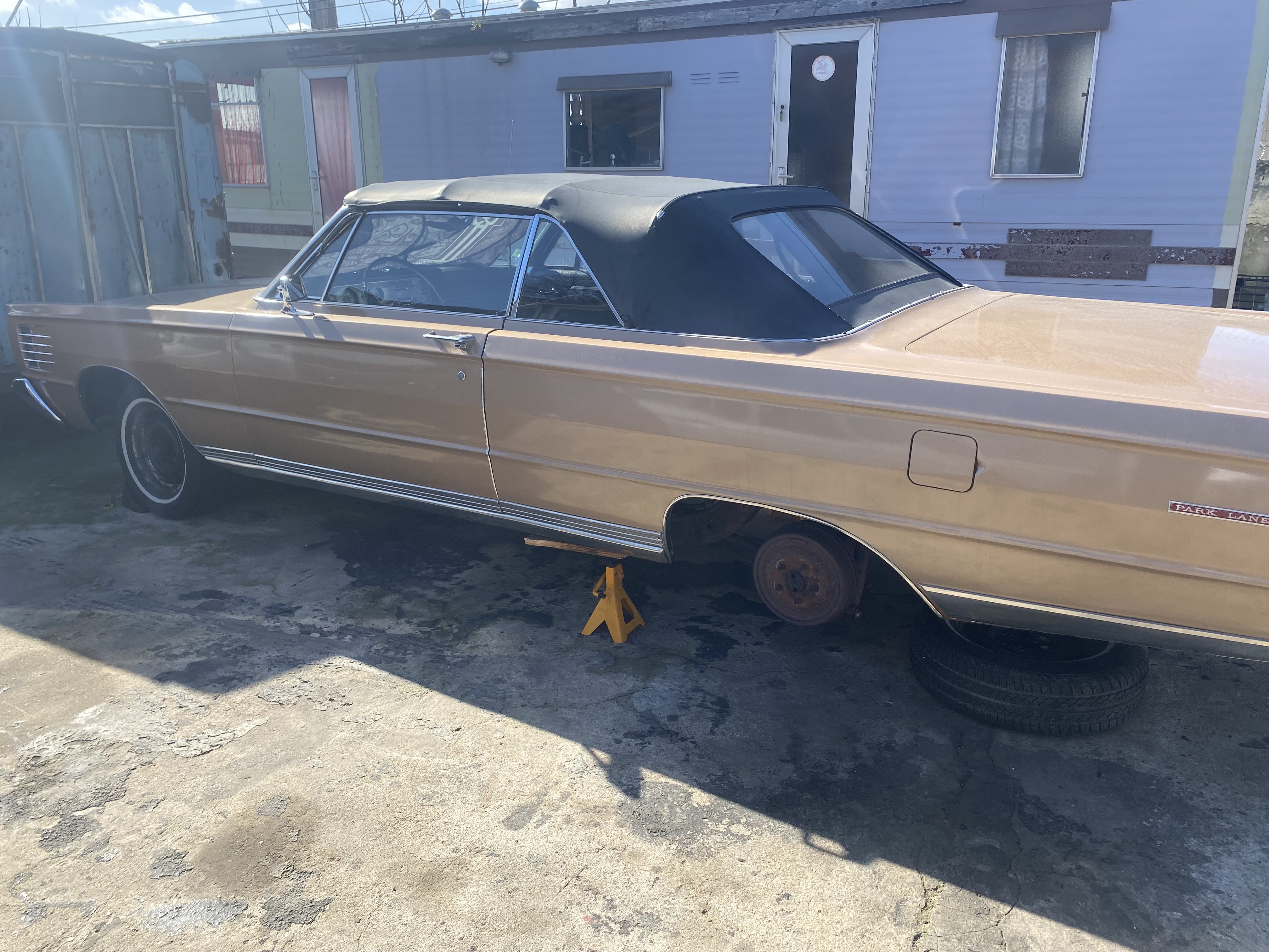 Véhicule ancien en restauration